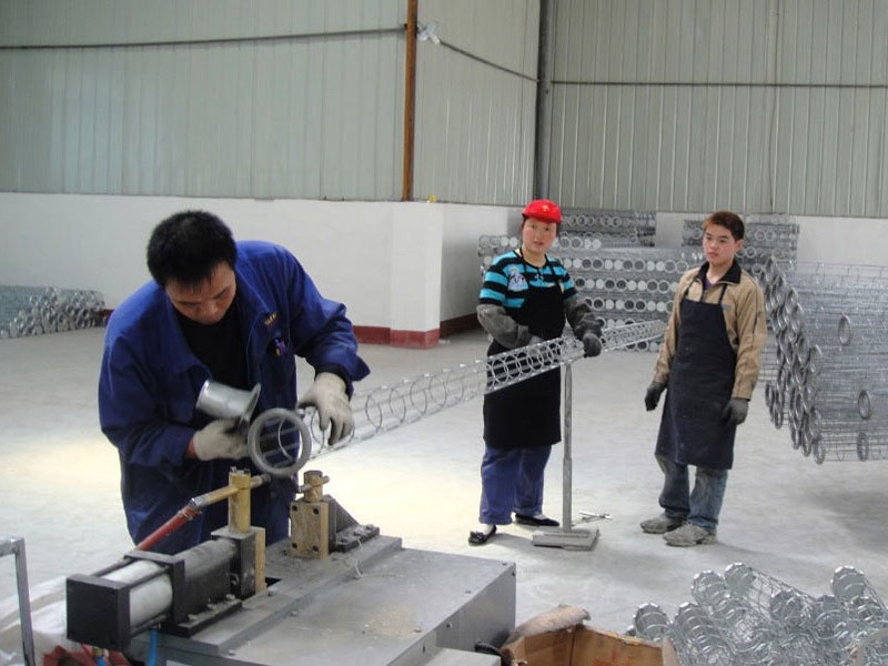 <i style='color:red'>除尘骨架</i>：玻纤复合抗粘灰，清灰无残留撑袋稳